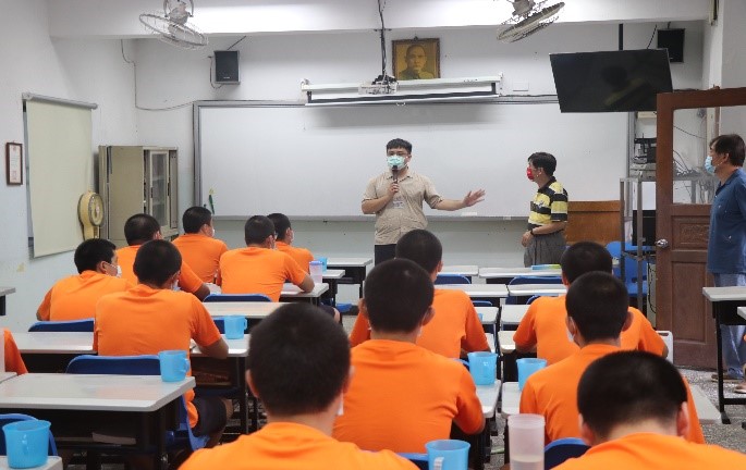演講者以自身的經驗勉勵少年重新開始並努力實踐理想