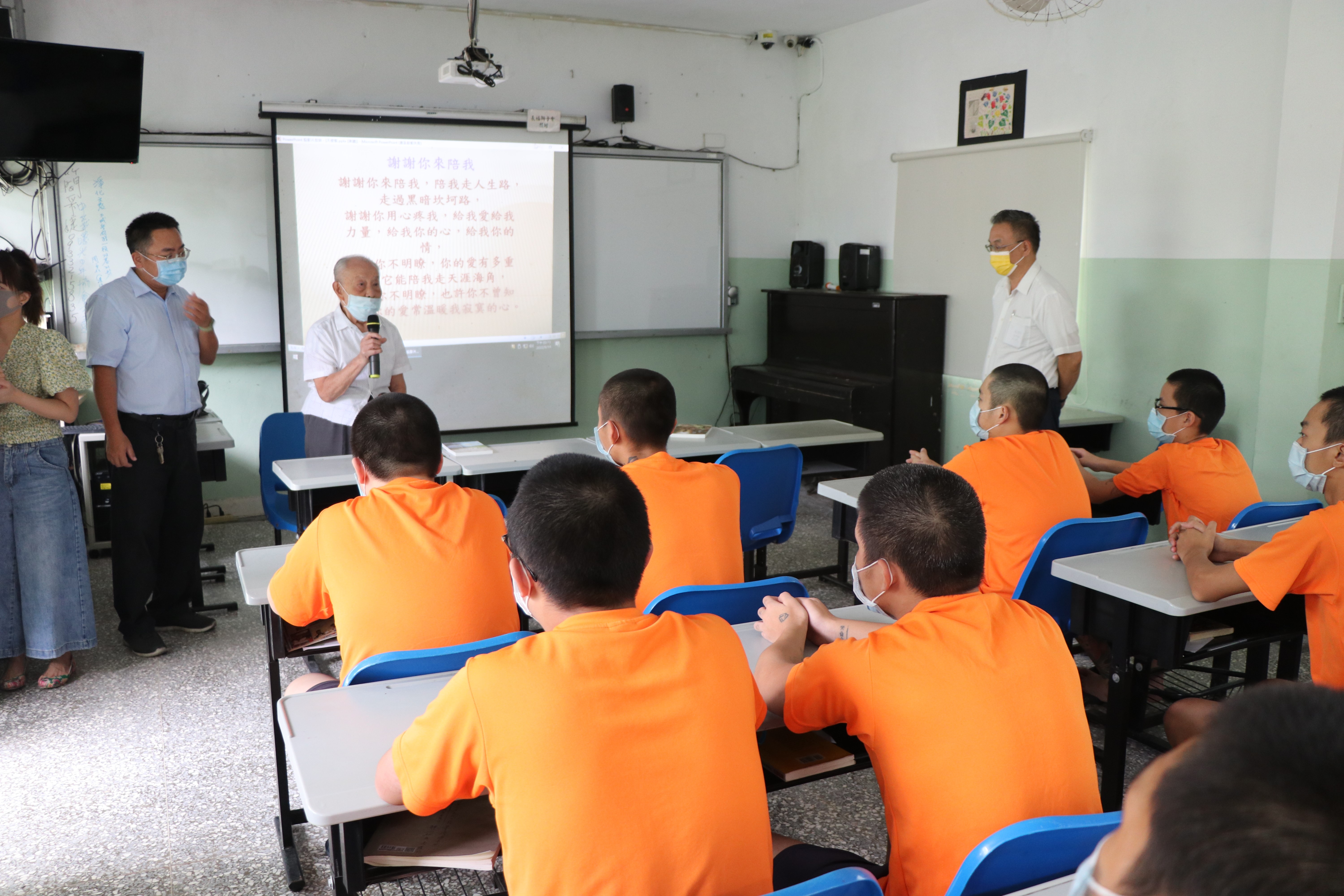 更生人老師以自身的家庭及叛逆經驗勉勵少年重新開始並努力實踐理想