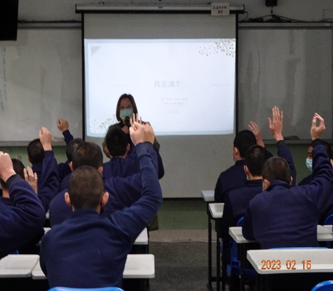 心理師帶領少年認識自己，了解自己有不同的人生道路可以選擇