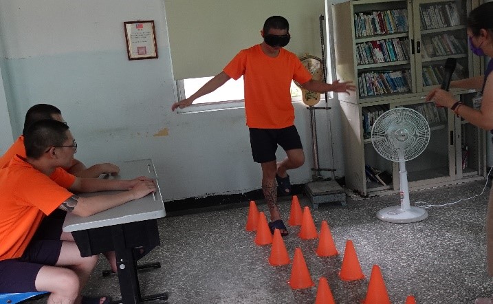 少年實測在失去視覺下，對於平衡感的影響