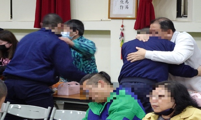 相互擁抱