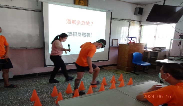 戴上VR眼鏡體驗酒醉走路