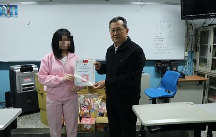 所長頒發獎狀及獎勵品2