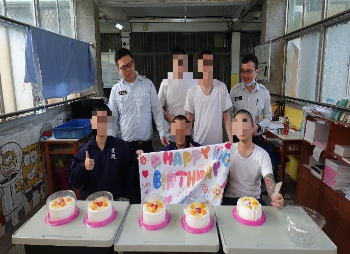 生日少年切蛋糕分享
