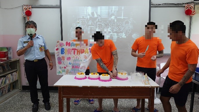 生日少年切蛋糕分享