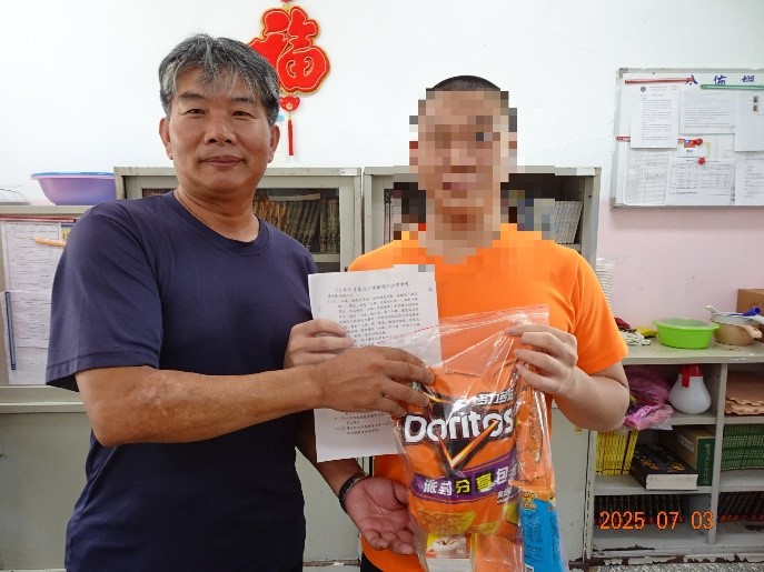 頒發獎勵品給第一名少年