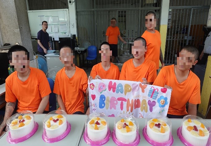生日少年切蛋糕分享