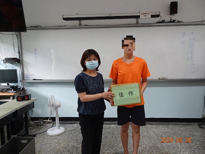 副所長頒發獎狀及獎勵品