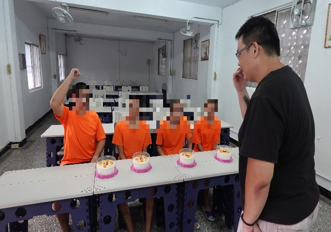生日少年切蛋糕分享