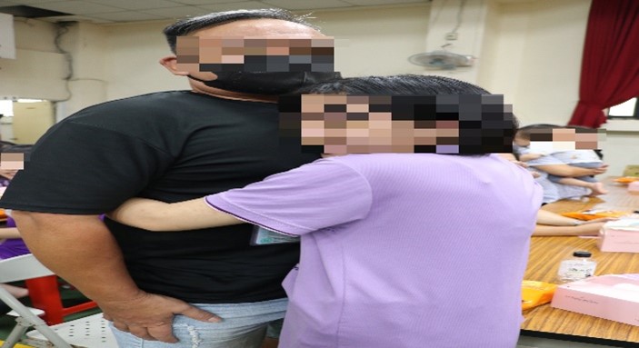與家人相互擁抱