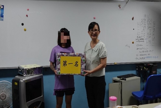 頒發獎勵品給第一名少年