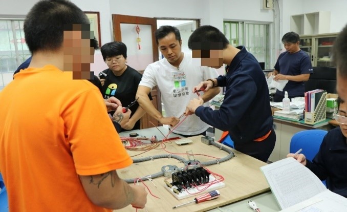 師傅指導少年實作