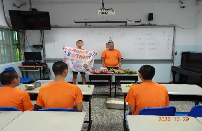 當月壽星接受同學祝福