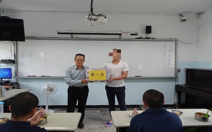 頒發獎勵品給第一名少年