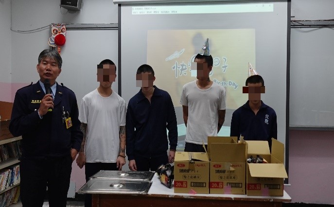 當月壽星接受同學祝福