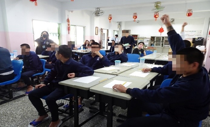 老師分享經驗與少年互動