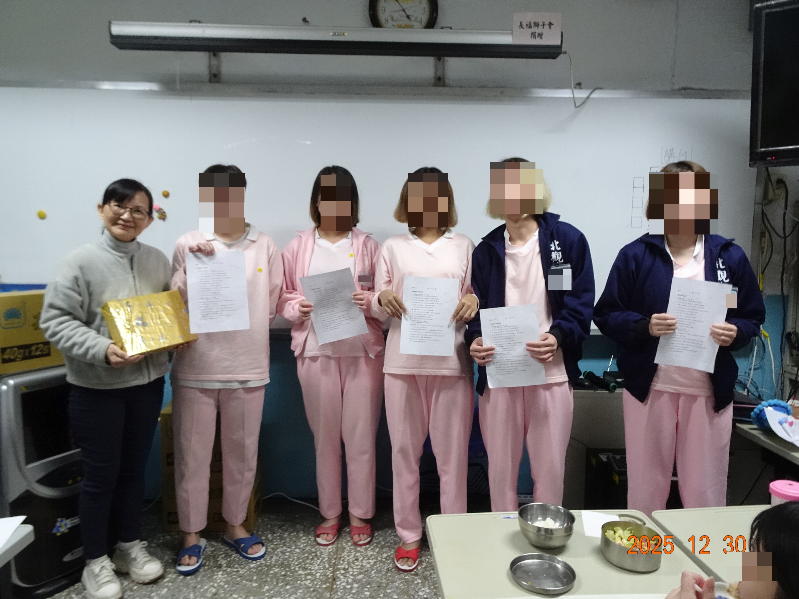 頒發獎勵品給少年