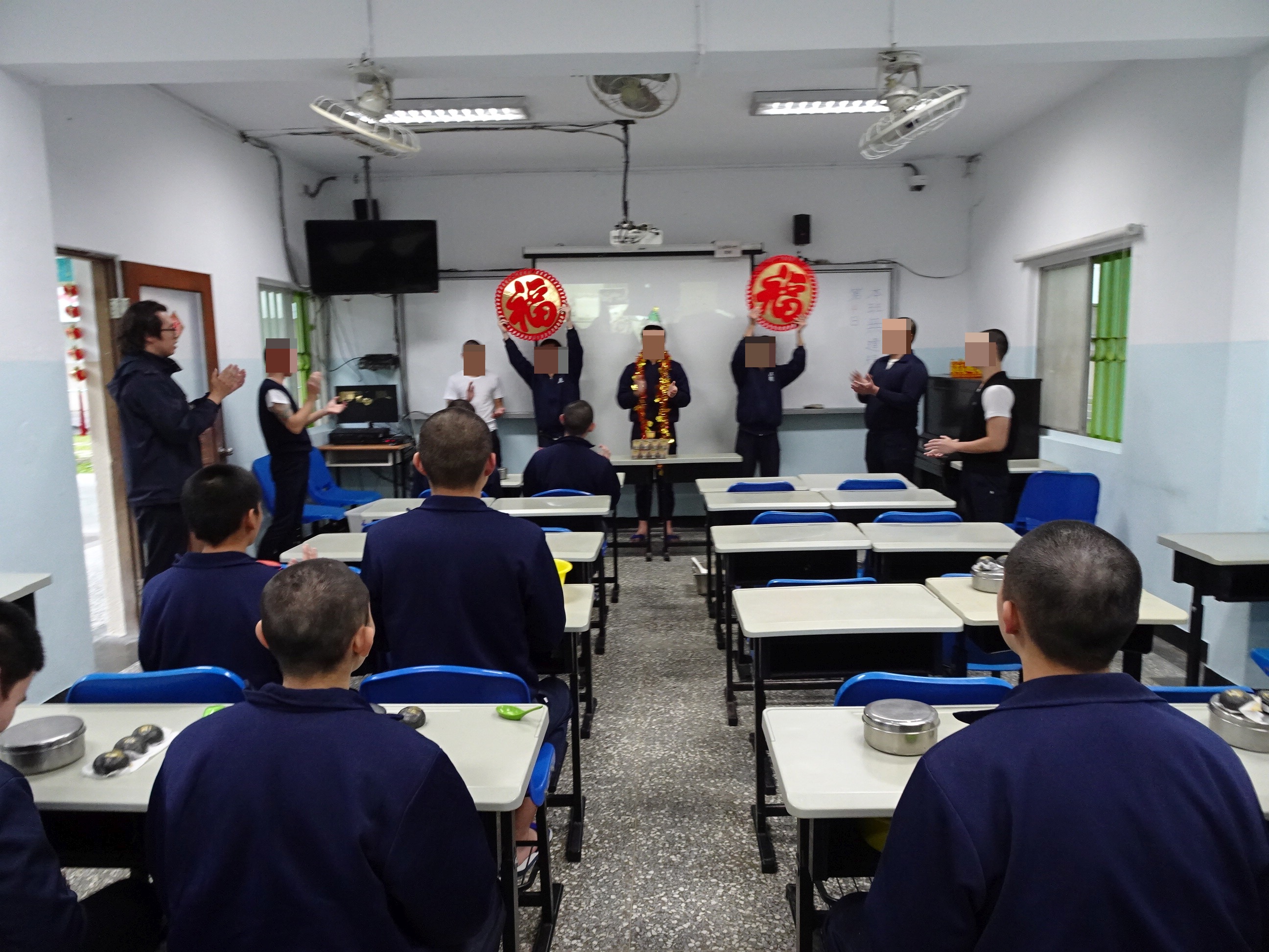 當月壽星接受同學祝福