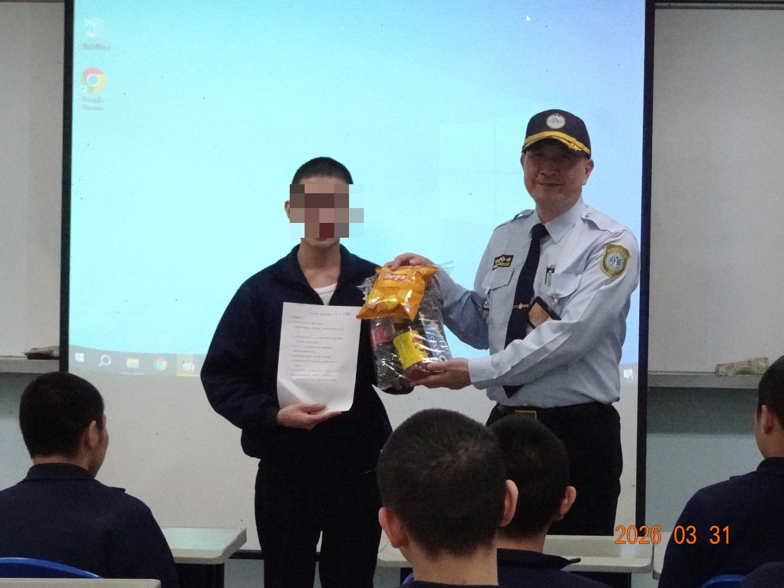 頒發獎勵品給少年